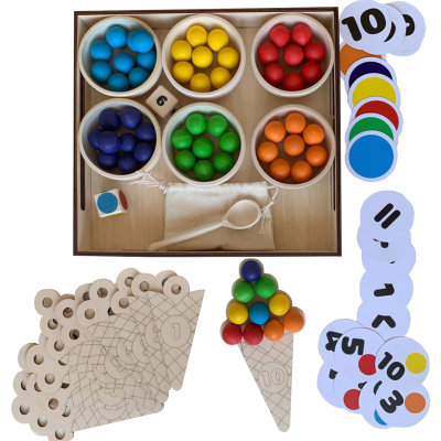 Jogo educativo com bolas coloridas de madeira, copos, dado, colher, fichas numeradas e cartas com padrões.