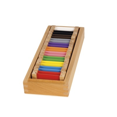 Conjunto de prismas coloridos num suporte de madeira