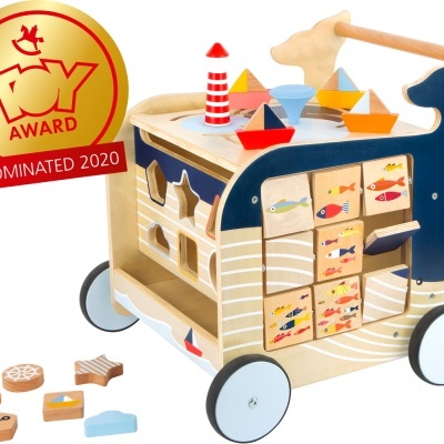 Carrinho de brinquedo de madeira com rodas e peças coloridas