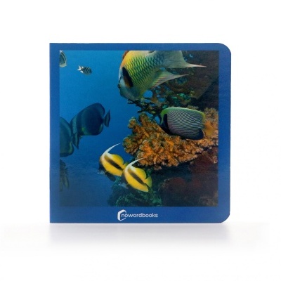 Capa azul com imagem de peixes coloridos e coral