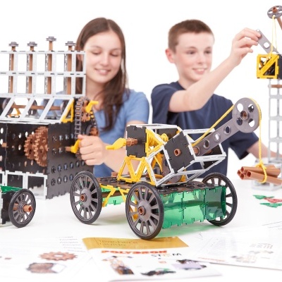 Peças de construção educativa com engrenagens e crianças a montar modelos mecânicos