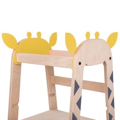 Estrutura de madeira clara com detalhes amarelos em forma de orelhas e cornos, estilo giraffe