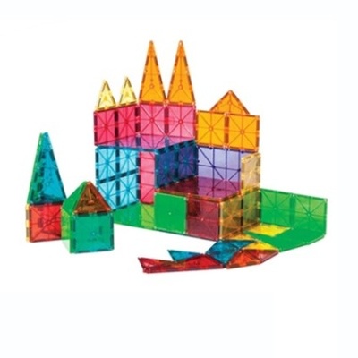 Peças magnéticas coloridas para construção organizadas em estruturas