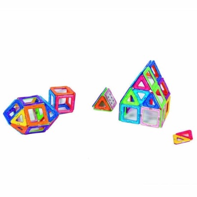 peças magnéticas coloridas em formas geométricas variadas sobre fundo branco