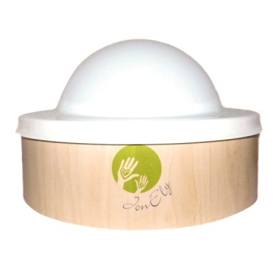Recipiente redondo de madeira clara com tampa branca em cúpula e logótipo Son Ely