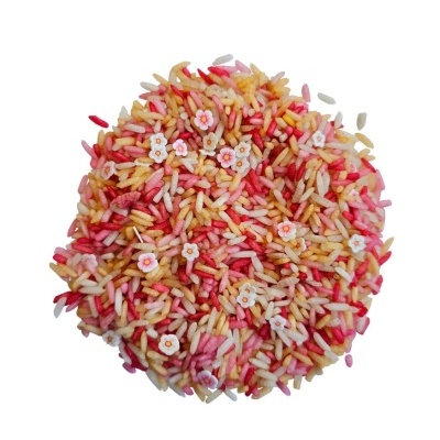 Confeitos coloridos em forma de arroz com flores decorativas