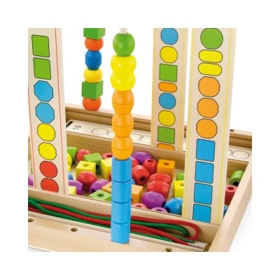 Brinquedo educativo de madeira com contas e padrões geométricos coloridos