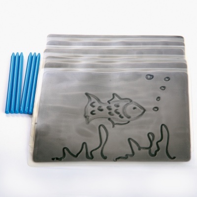 Tapetes cinza com desenho de peixe e bolhas, seis velas azuis ao lado