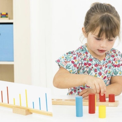 Criança com brinquedo educativo de madeira colorido