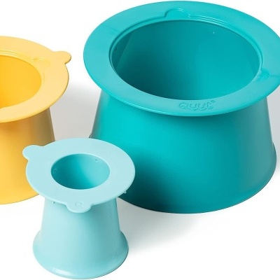 Três copos medidores de silicone coloridos sobre fundo branco