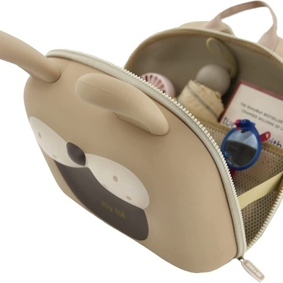 Mala bege para criança em formato de rosto de animal com orelhas, aberta mostrando objetos dentro