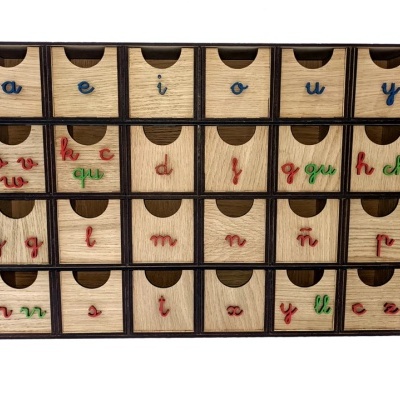Organizador de madeira com 28 gavetas pequenas decoradas com letras coloridas