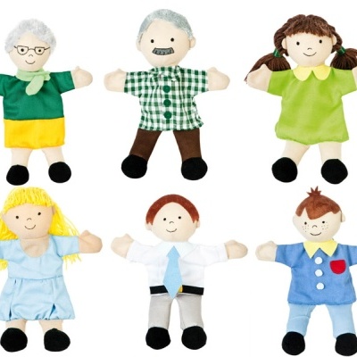 Seis bonecos de pelúcia coloridos representando pessoas diferentes