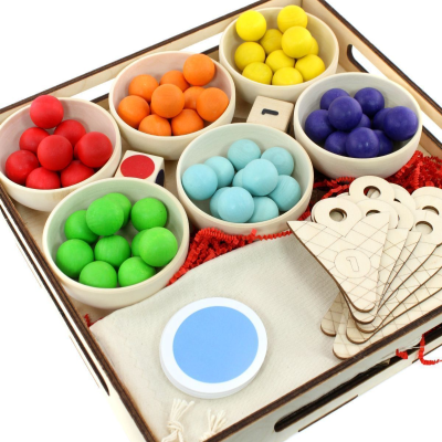 Conjunto de bolas coloridas de madeira e peças de jogo dentro de caixa