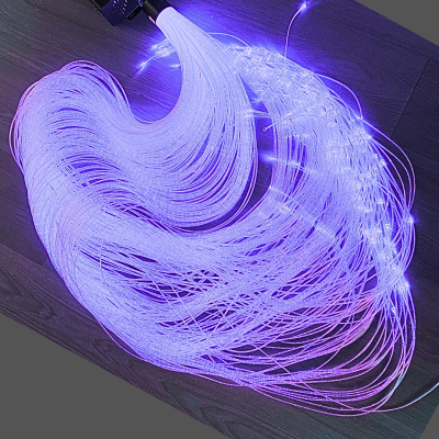 Luzes de fibra ótica em azul e púrpura sobre chão de madeira escura