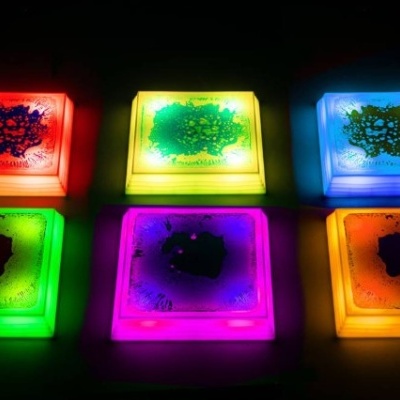 Seis lâmpadas quadradas coloridas com texturas iluminadas