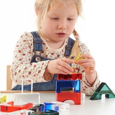 Criança a brincar com blocos coloridos de construção