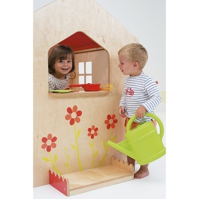 Casa de brincar de madeira decorada com flores, com duas crianças a brincar