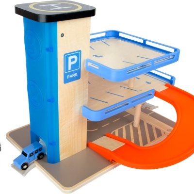 Parque de estacionamento de brinquedo em madeira com rampa laranja e carrinhas azuis