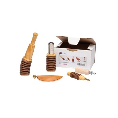 Utensílios para churrasco com cabos de madeira e silicone castanho e caixa branca