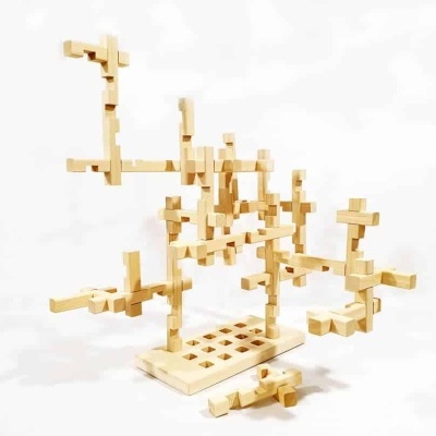 Estrutura de construção modular em madeira clara com peças interligadas