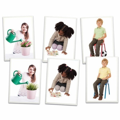 Seis imagens de crianças realizando atividades como regar plantas, desenhar e sentar em cadeiras coloridas