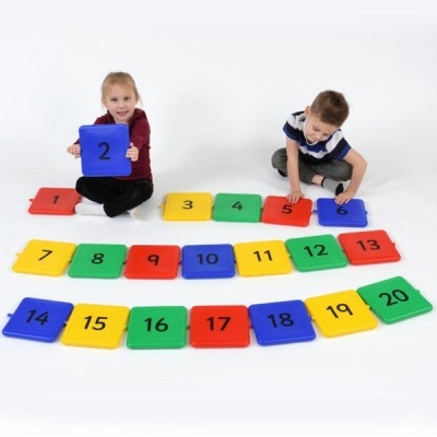 Crianças com placas numeradas coloridas de plástico do 1 ao 20