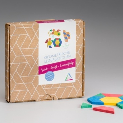 Jogo geométrico de madeira com embalagem em papelão reciclável