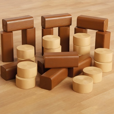 Peças de madeira castanho claro e castanho escuro em formas cilíndricas e retangulares sobre superfície de madeira clara