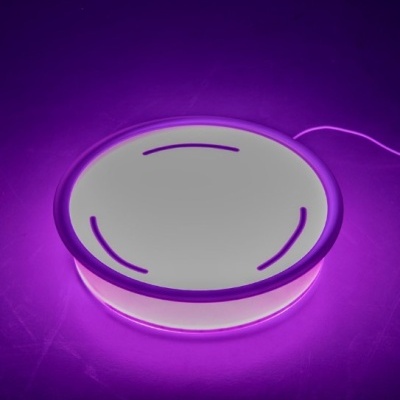 Carregador sem fios circular iluminado a roxo