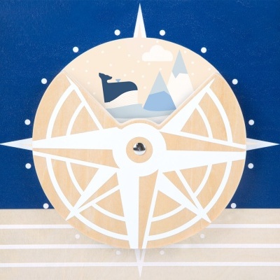 Bússola estilizada com gráfico de montanhas e lago em tons azul e bege