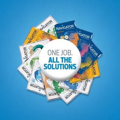 Pacotes coloridos de papel Navigator dispostos em círculo com texto central em fundo azul