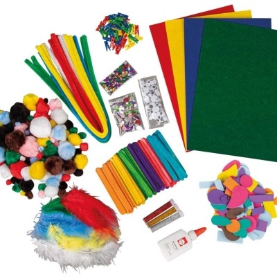 Materiais artesanais coloridos para trabalhos manuais organizados sobre fundo branco.