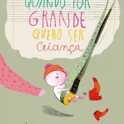 Ilustração de uma criança em baloiço feito de fita métrica com texto colorido em papel pautado ao fundo.