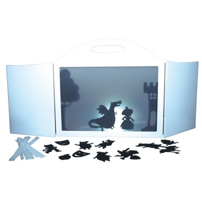Teatro de sombras portátil branco com figuras de sombras pretas.