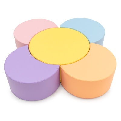 Conjunto de puffs coloridos em formato de flor