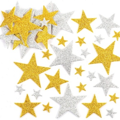Estrelas decorativas douradas e prateadas em glitter sobre fundo branco