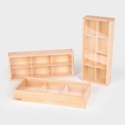 Caixas organizadoras de madeira clara com tampas transparentes e divisórias internas.