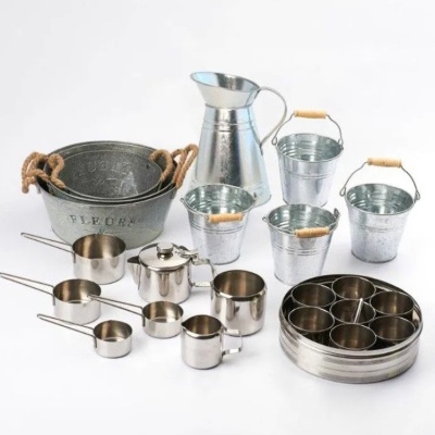 Utensílios metálicos variados com alças em madeira e corda, em fundo branco