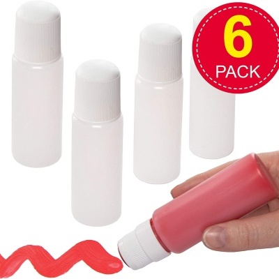 Frascos plásticos translúcidos com tampas brancas e tinta vermelha