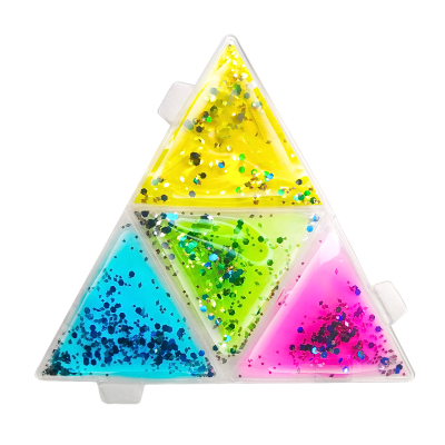 Conjunto de triângulos em plástico com líquidos coloridos e purpurinas