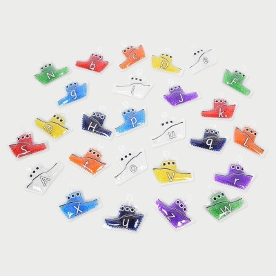 Puzzles coloridos em forma de sapatos com letras do alfabeto