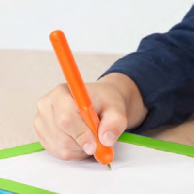 Mão infantil a segurar caneta laranja sobre papel branco com moldura verde