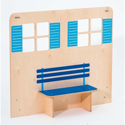 Painel de madeira com banco azul e janela dupla com persianas azuis