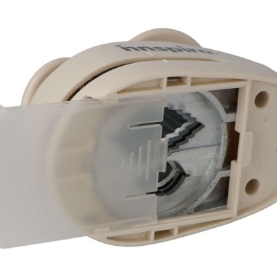 afiador de facas manual bege com tampa transparente e ranhuras de afiamento visíveis