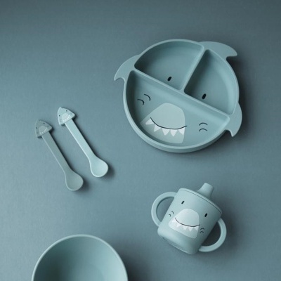 Conjunto infantil azul claro com prato, copo e talheres em formato e desenho de tubarão