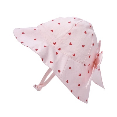 Chapéu de bebé rosa claro com corações vermelhos e laço