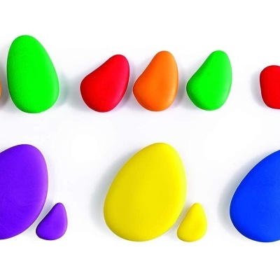 Doze esponjas de maquilhagem coloridas em pares sobre fundo branco