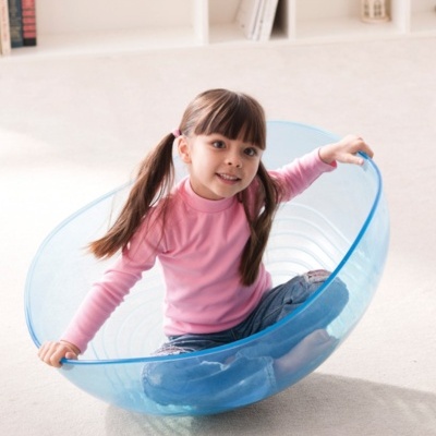 Cadeira baloiço infantil azul transparente com menina sentada