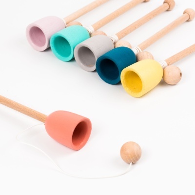 Maracas de madeira coloridas com cabo de madeira clara e bola de madeira ligada por corda